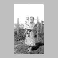 022-0328 Anna Schlisio, geb. Mombrei mit Tochter Gretel im Sommer 1941 auf der Bleiche..jpg